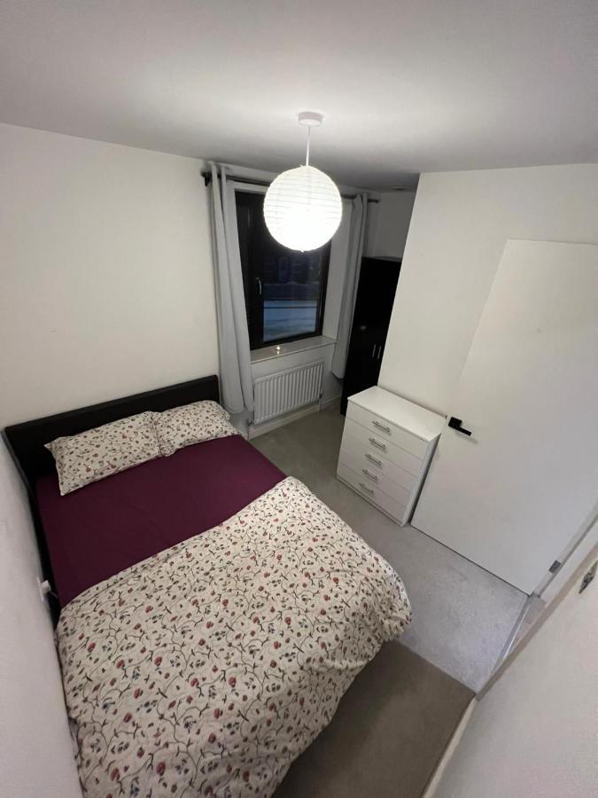 Cape House London: Spacious 4-bedroom Retreat With Garden Holiday home *