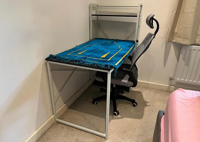 London Holiday Home Newly Refurbished - Entire 4 Bedroom Private House With Kitchen, Living Room & Private Garden - 1 Cape House London, Within 30 Mins From Central London, London Bridge & Canary Wharf